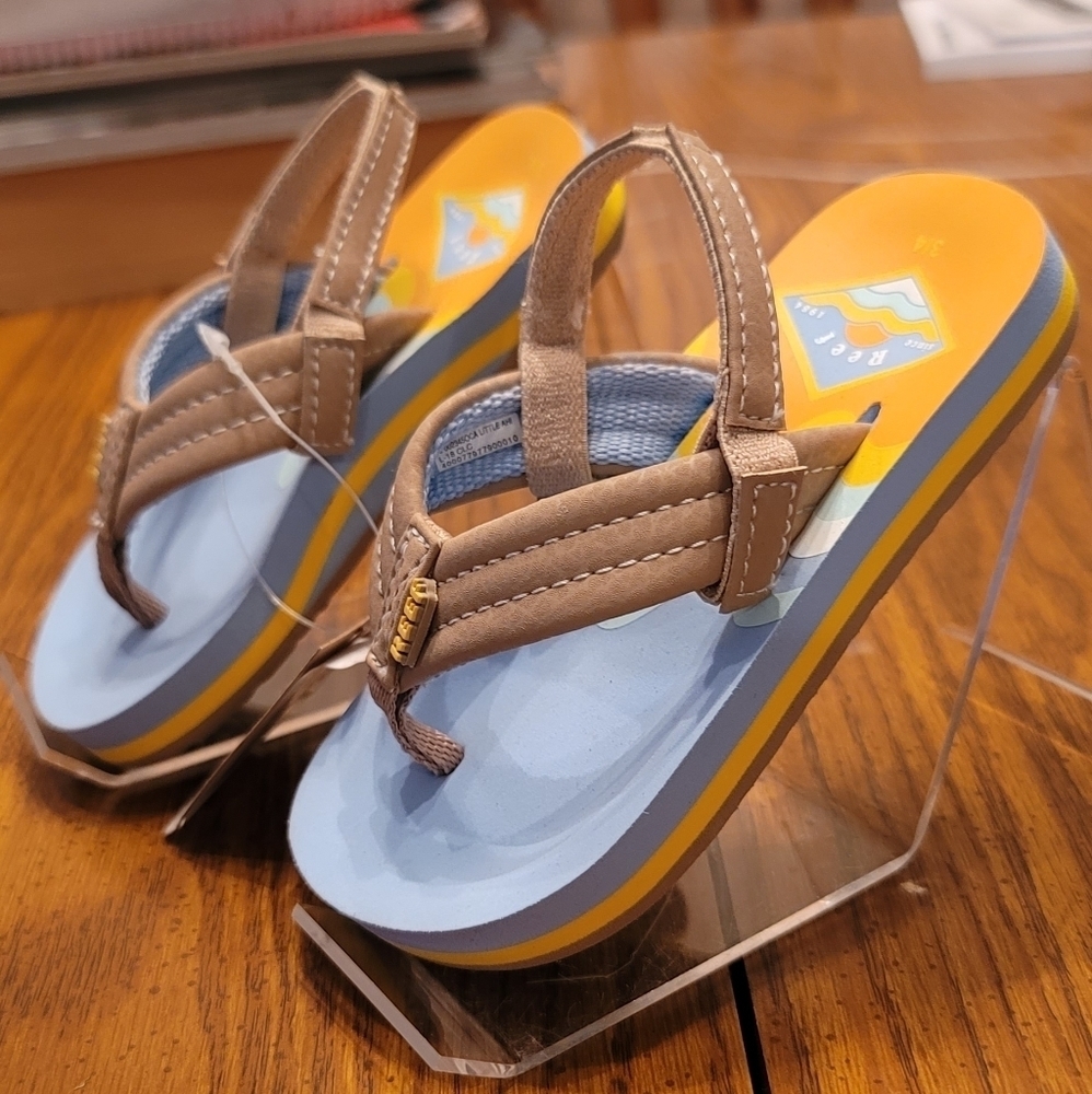 Little boys size 3/4 boys AHI ocean flip flop sandals.